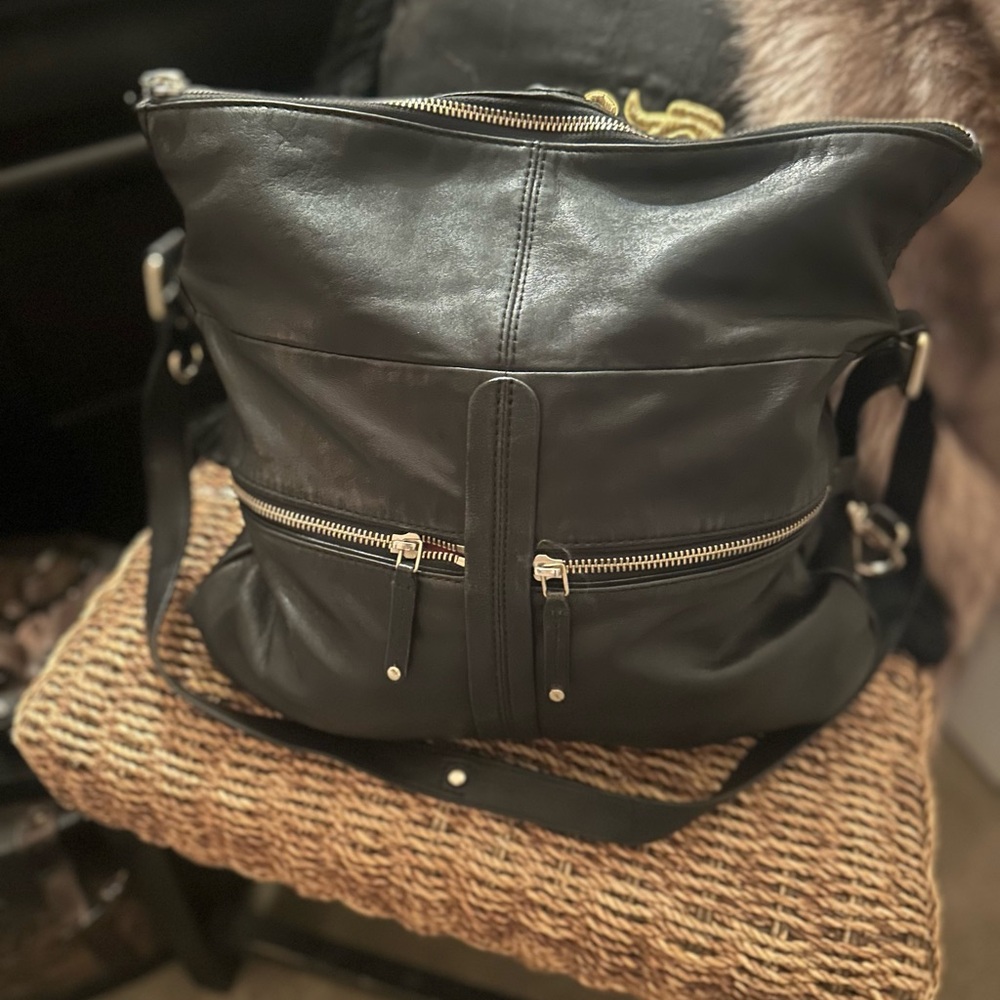 Chic Black Leather Tote with Red Zipper Detail